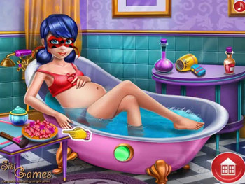 Беременная Леди Баг в ванной