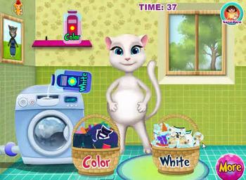 Беременная Анжела стирает одежду